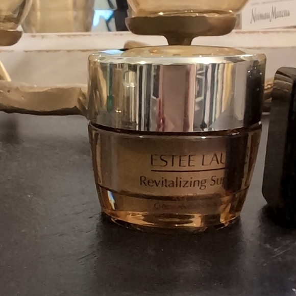 Estee Lauder Skincare Re-nutriv, Revitalizing Supreme, Advanced Night Repair - Picture 4 of 10